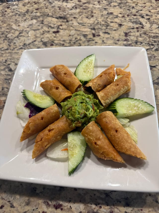 Taquitos Con Guacamole.